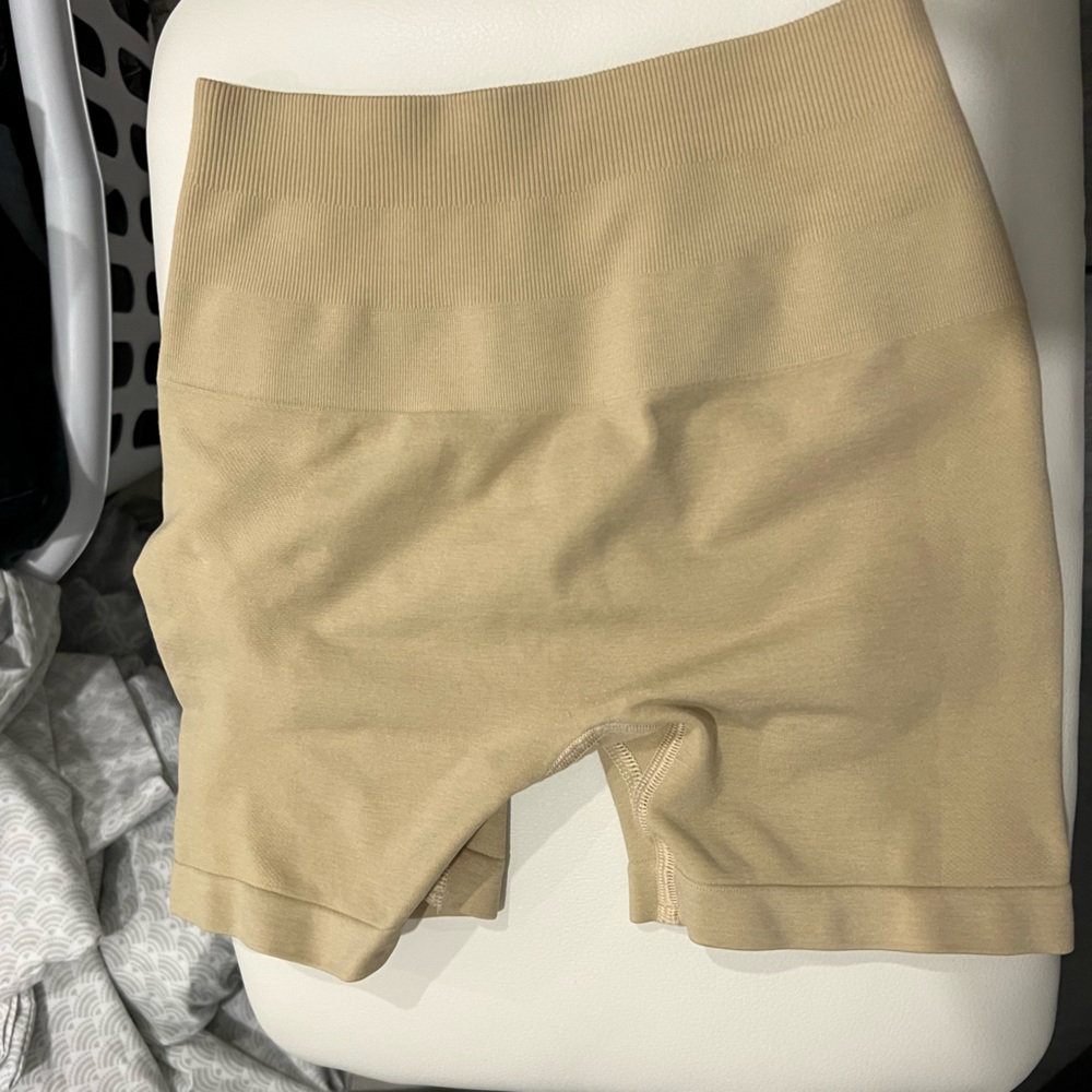AMPLIFY SHORT 4.5"
Women's Seamless Scrunch Short
Hazelnut